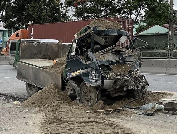 Tông trúng xe container đang dừng đỗ, tài xế xe tải ở Hải Phòng tử vong