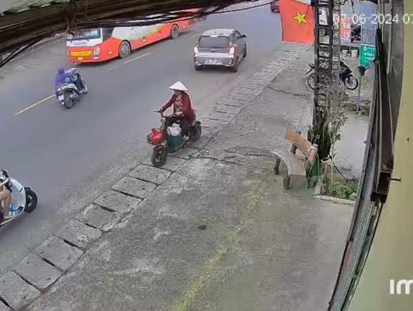 Giật mình phanh gấp, một phụ nữ lạc tay lái đâm vào xe khách ngược chiều