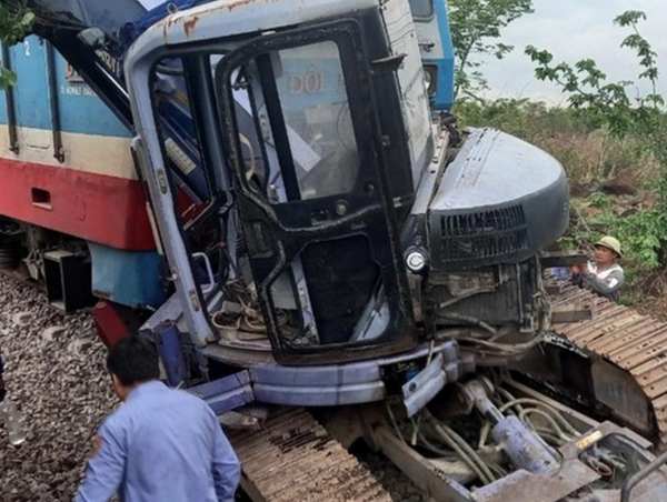Ra văn bản chấn chỉnh các nhà thầu sau vụ máy xúc va chạm tàu hoả
