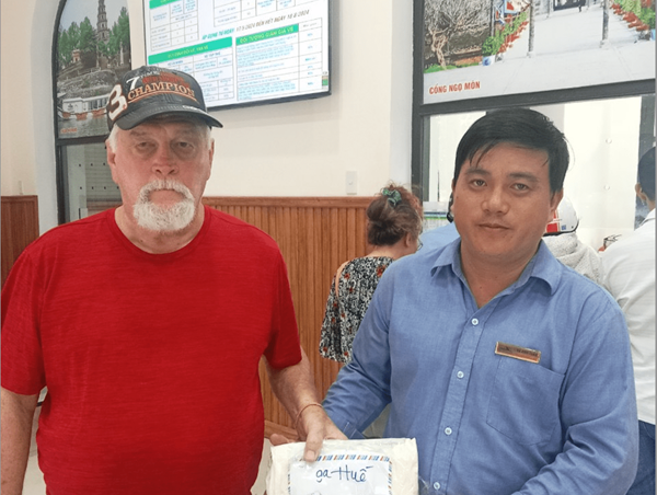 Trả lại cho khách nước ngoài nhiều ngoại tệ và giấy tờ bỏ quên khi xuống ga Huế