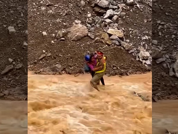 Cảnh sát giao thông Hà Giang lao ra giữa dòng nước cứu dân bị lũ cuốn trôi