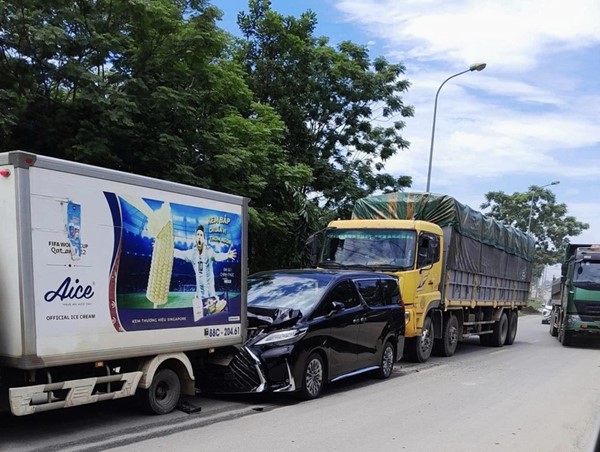 Va chạm liên hoàn giữa 3 phương tiện, xe sang tiền tỷ bị kẹp giữa 2 xe tải