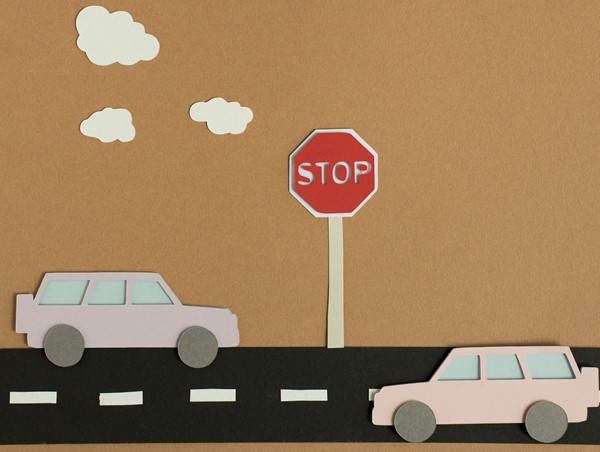 Ứng xử như thế nào khi thấy biển STOP trên đường? 