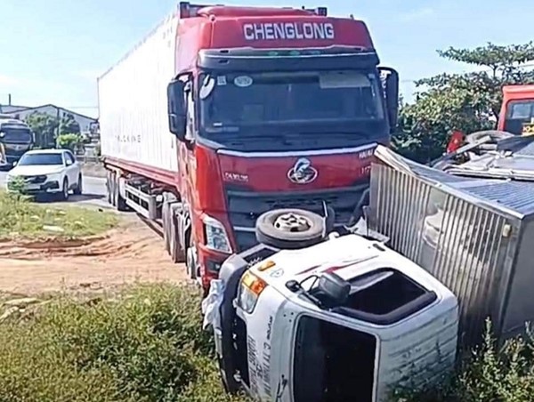 Hà Tĩnh lại xảy ra va chạm liên hoàn, 1 người bị thương, 3 xe ô tô hư hỏng