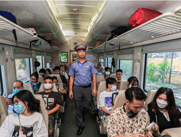 Ưu đãi giá vé cho học sinh đi thi, nhập học mùa thi 2024 bằng tàu hoả