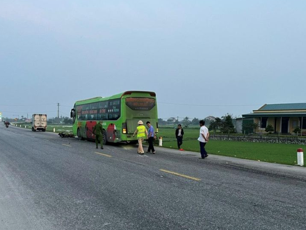 Tai nạn giao thông mới nhất 14/6/2024: xe tải nổ lốp, lật ngửa trên cao tốc