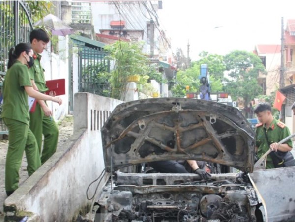 Lạng Sơn: xế hộp đậu ven đường cháy dữ dội lúc rạng sáng