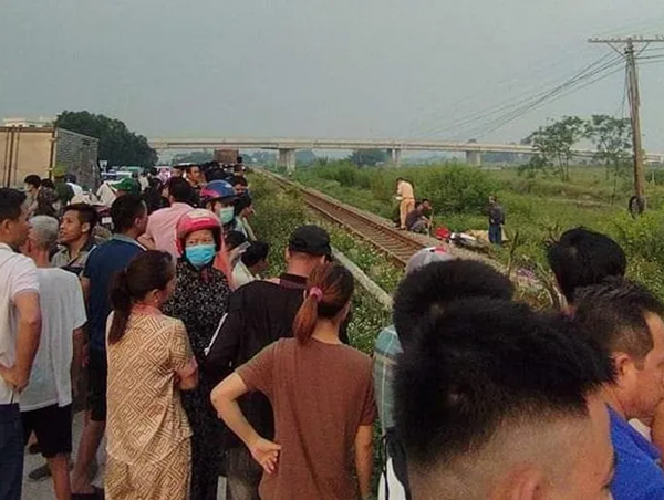 Người đàn ông đi xe máy bị tàu tuyến Hà Nội - Hải Phòng đâm tử vong