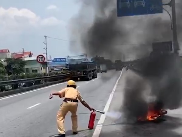 Xe máy điện tự bốc cháy trên đường