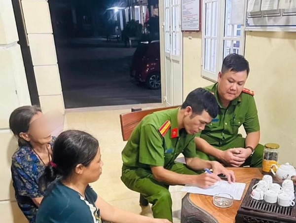 Cụ bà hơn 80 tuổi đi lạc được các chiến sỹ công an giúp đỡ