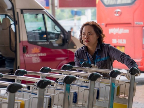 Giúp hành khách tìm chiếc ví chứa nửa tỷ đồng bỏ quên tại sân bay