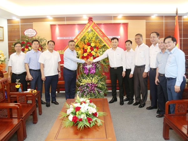 Chủ tịch UBND TP Hà Nội Trần Sỹ Thanh thăm, chúc mừng Báo Kinh tế & Đô thị