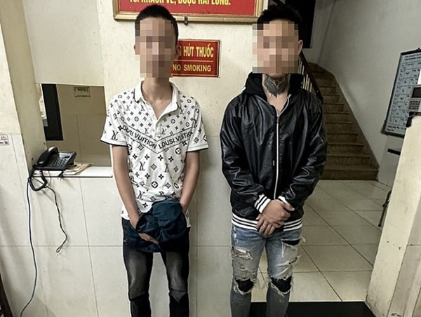 Biểu hiện lạ của 2 nam thanh niên điều khiển xe máy Honda không gắn biển kiểm soát