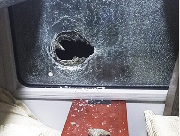 Không thể xem nhẹ hành vi ném đá lên tàu