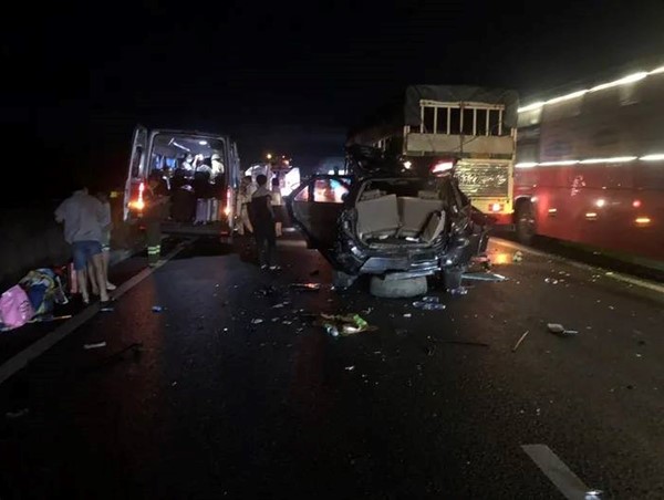 Cao tốc TP Hồ Chí Minh - Trung Lương: tông xe liên hoàn, 11 người nhập viện