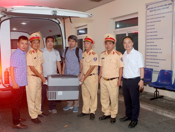 Cảnh sát giao thông dẫn đường kịp thời hỗ trợ ghép tạng cho người bệnh 
