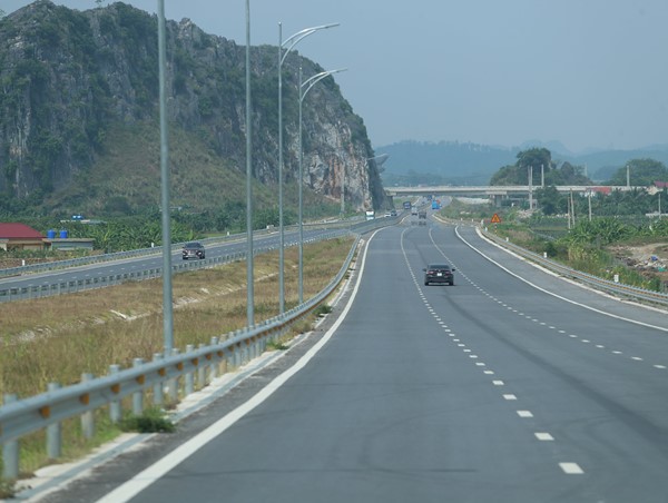 Hai phương án thu phí các tuyến đường bộ cao tốc do Nhà nước đầu tư ra sao?