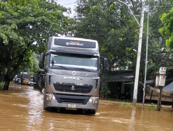 Mưa to gây ngập Quốc lộ 4E và một số điểm dân cư tại Lào Cai