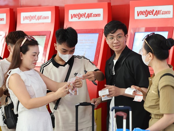 Giá vé máy bay cao do đường bay nội địa thiếu sức cạnh tranh