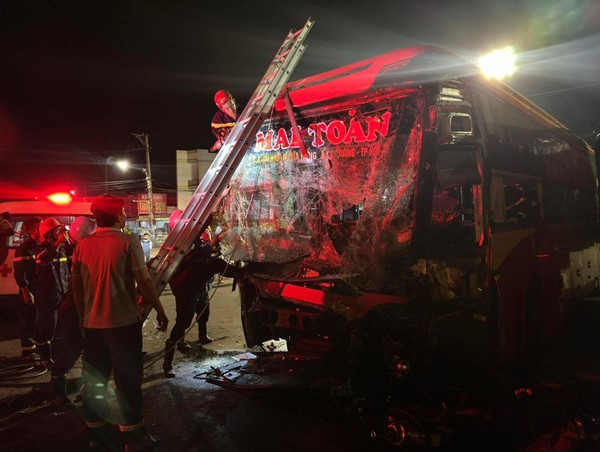 Phá đầu xe khách đưa tài xế đi cấp cứu sau tai nạn