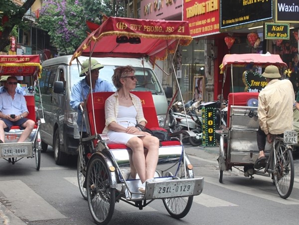 Tour tham quan Hà Nội bằng xích lô “đắt” khách
