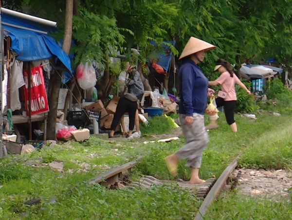 Vi phạm hành lang an toàn đường sắt: Kề cận “tử thần” mỗi ngày