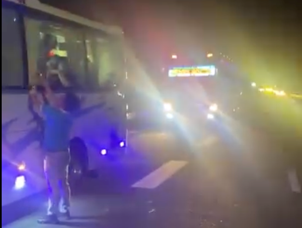 Nhiều xe giường nằm bị bắn vỡ kính trên cao tốc Mỹ Thuận - Cần Thơ