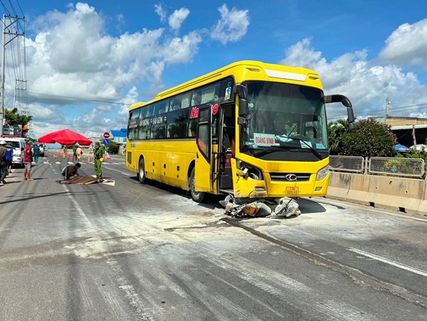 Bình Thuận: xe khách tông xe máy 1 người tử vong