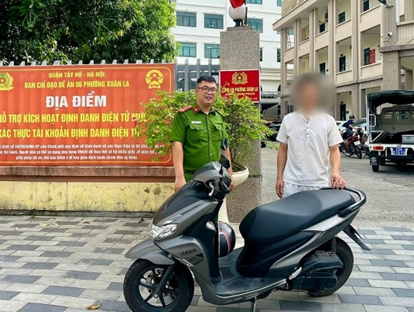 Trả lại xe máy cho thanh niên để quên khi vào quán tạp hóa mua hàng