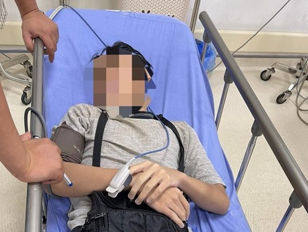 Cảnh sát cứu 1 nam sinh nhảy cầu Long Biên chấp chới giữa dòng nước