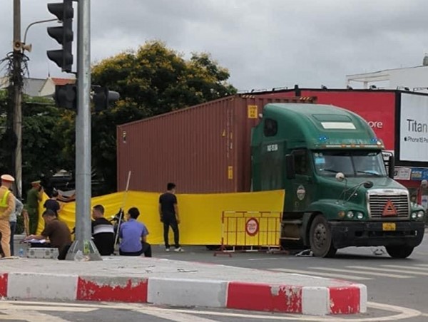 Hải Phòng: xe máy va chạm container 2 người thương vong