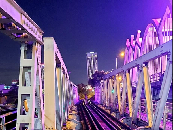 Tàu thuỷ đâm lệch ray đường sắt cầu Quay, tạm dừng tàu Hà Nội - Hải Phòng