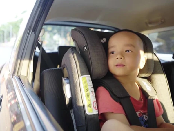 Vì sao quy định về thiết bị an toàn cho trẻ trên ôtô lùi một năm?