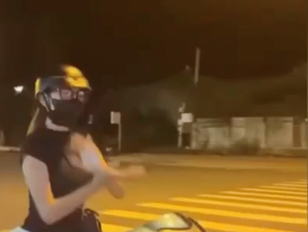 Truy tìm cô gái đi xe máy buông hai tay múa trên đường