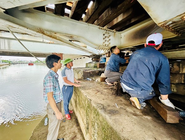 Kiến nghị xây cổng hạn chế chiều cao tại cầu đường sắt Tam Bạc sau sự cố