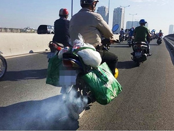 “Toát mồ hôi” chờ đăng kiểm xe máy  