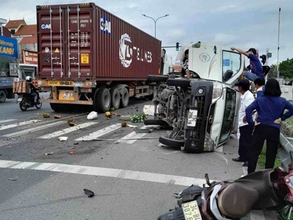 Xử phạt gần 50 triệu đồng đối với tài xế xe container gây tai nạn