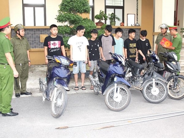 Bắt nhóm thanh thiếu niên mang hung khí lạng lách, đánh võng trên đường