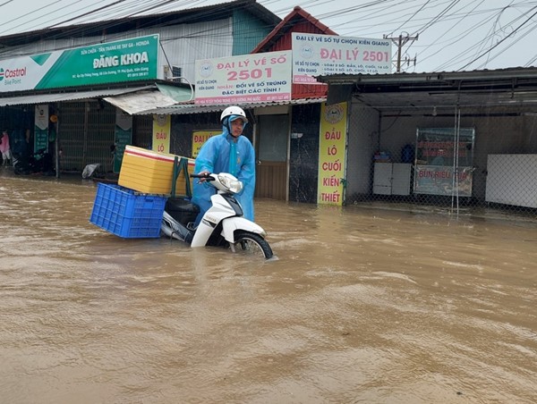 Mưa lớn kéo dài TP Phú Quốc và Rạch Giá nhiều nơi chìm trong biển nước