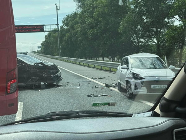 Va chạm ô tô do nổ lốp xe trên cao tốc Hà Nội - Hải Phòng