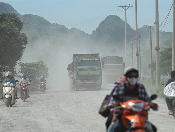 Khắc phục đường bụi mù mịt sau phản ánh của Báo Kinh tế và Đô thị