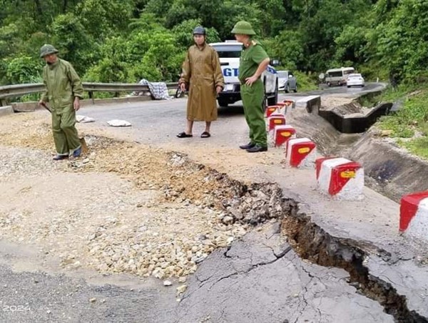 Nghệ An: Quốc lộ 16 bị sạt lở nghiêm trọng