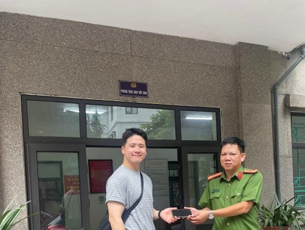 Nhận lại tài sản thất lạc trên taxi, nam du khách viết thư cảm ơn Công an Việt Nam