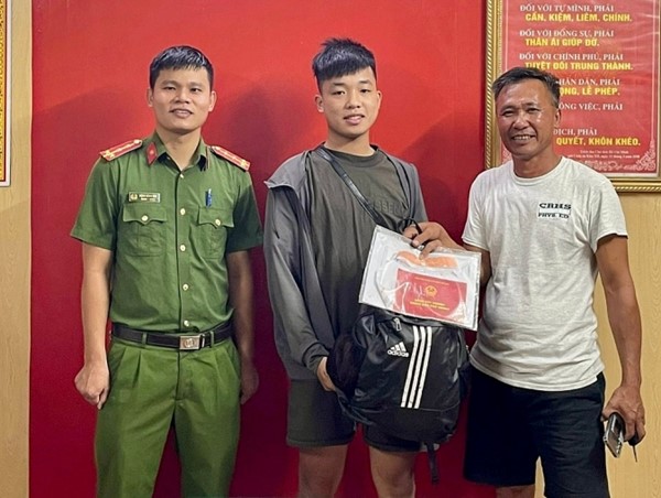 Đánh rơi balo trên phà du lịch, du khách vui mừng nhận lại tài sản