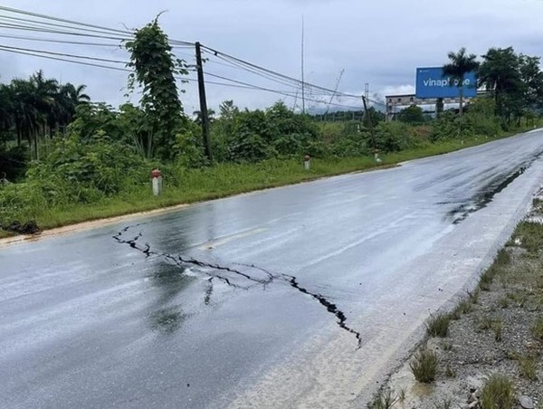 Cảnh báo xuất hiện vết nứt lớn sau mưa kéo dài tại Hà Giang