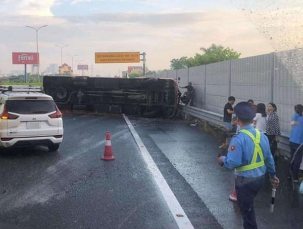 Va chạm limousine, xe khách lật chắn ngang cao tốc Pháp Vân - Cầu Giẽ