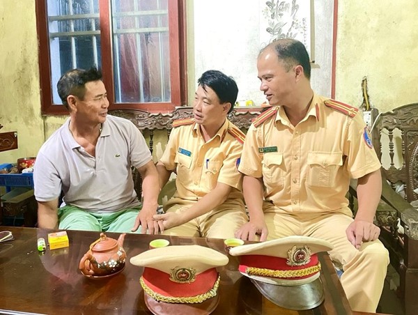 Cảnh sát giao thông kịp thời cứu giúp người gặp nạn giữa trời mưa lớn