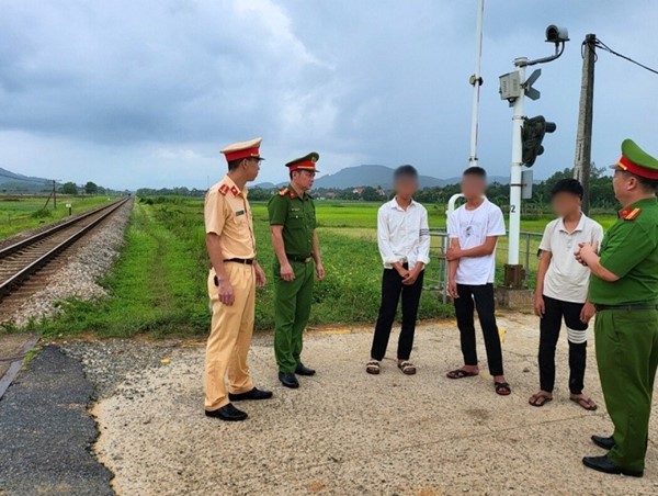 Hà Tĩnh: xác định 3 học sinh ném đá vỡ kính tàu Bắc - Nam