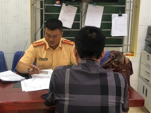 Hải Phòng: xử lý lái xe ô tô khách đi vào phần đường dành cho xe 2 bánh