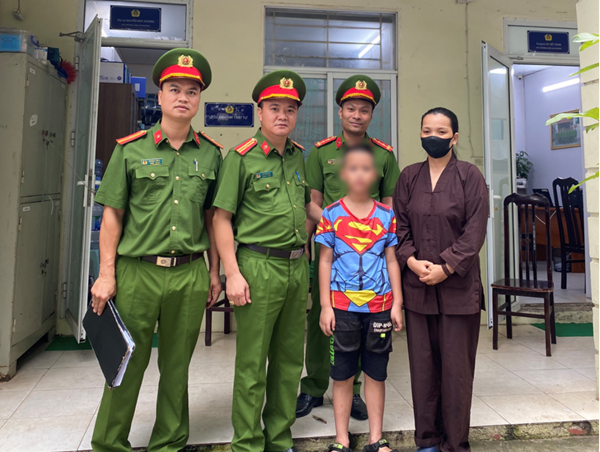 Kịp thời tìm người thân cho cháu bé bị lạc đường trên phố Mễ Trì